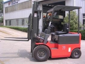 四轮平衡重式蓄电池叉车 TK系列TK20-30_中国叉车网(www.chinaforklift.com)