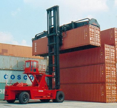 大连叉车42吨（3、4、5层箱）重箱作业叉车_中国叉车网(www.chinaforklift.com)