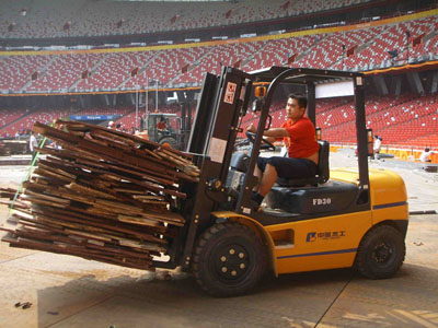 龙工叉车限时抢购，超低价格回馈客户。龙工LG30DT内燃平衡重柴油叉车 LG30DT