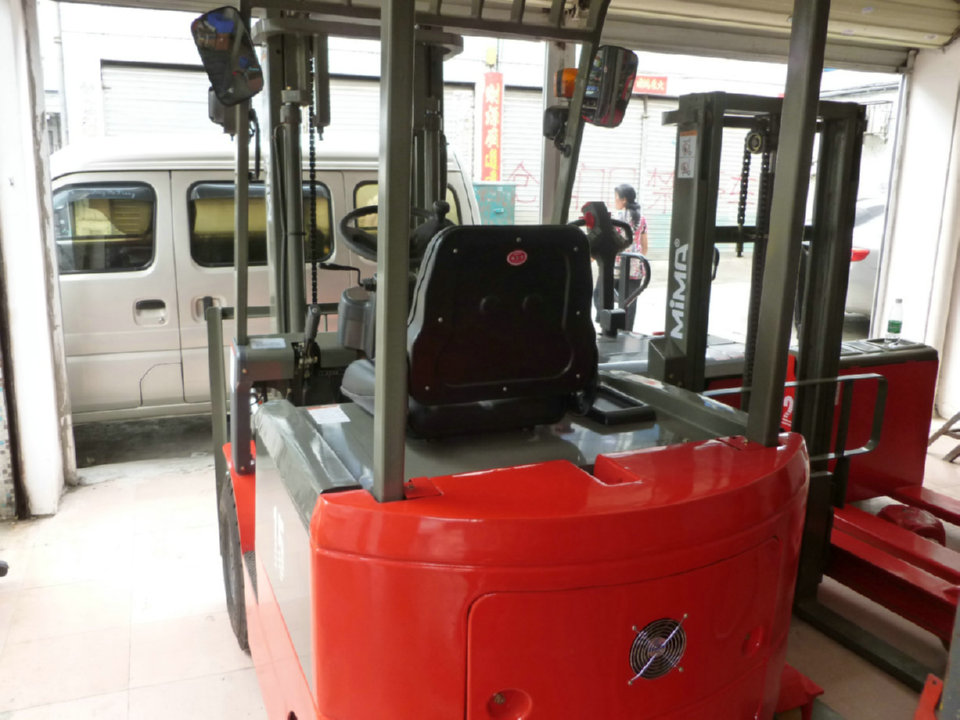 广州搬易通代理中心｜前移式叉车，电动搬盘车，平衡重叉车等，有样车