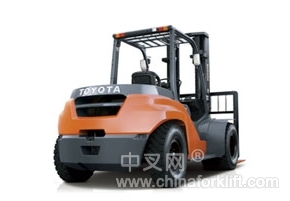 丰田8系列7吨内燃平衡重叉车 8FD70_中国叉车网(www.chinaforklift.com)
