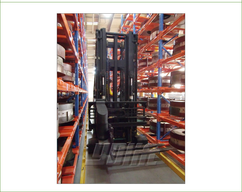 座驾式三向电动叉车