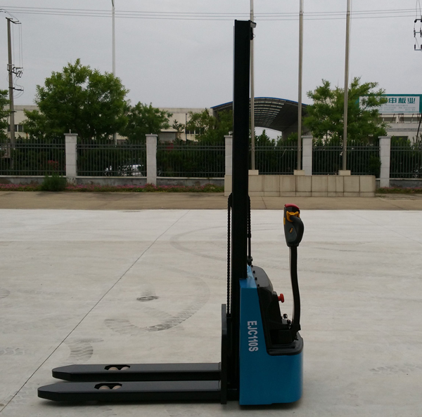 1.0T 窄腿式全电动堆高车-单级门架