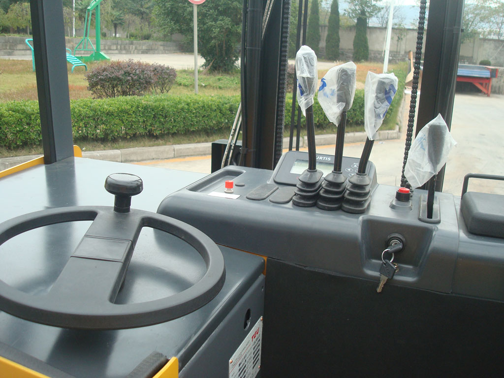 1.8吨前移式电瓶叉车 FRHB18