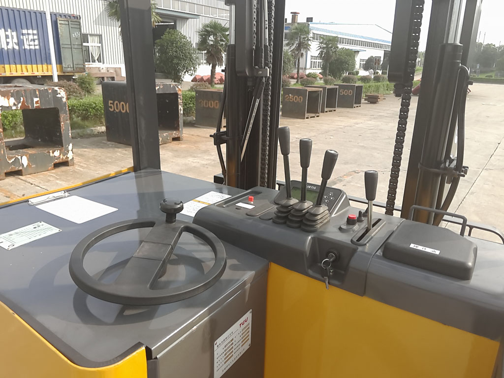 2.5吨前移式电瓶叉车 FRB25