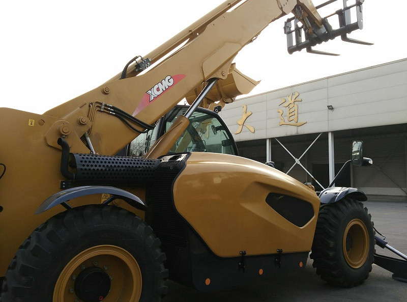 17米4.5吨伸缩臂叉装机 XC6-4517_中国叉车网(www.chinaforklift.com)