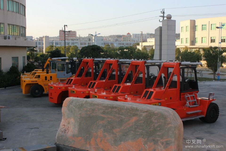 供应30吨集装箱叉车32吨钢材叉车35吨重型叉车36吨船用叉车 HNF300-360