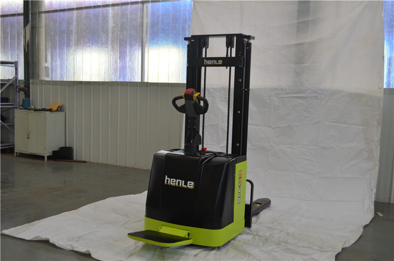 恒基 站驾式电动堆垛机 ES315