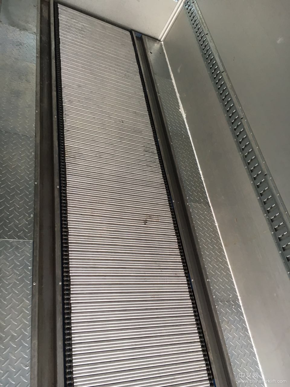 驰运车载链板输送机