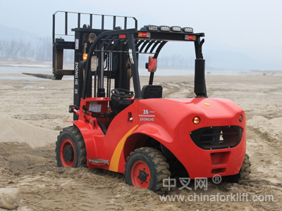 四驱叉车工地泥地都好用 ZH35