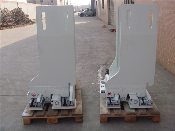 主营各类叉车属具如：纸卷夹、软包夹、丰田5F单倾翻叉器及定制特种叉车属具等 软包夹