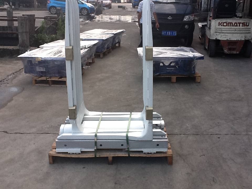 主营各类叉车属具如：纸卷夹、软包夹、丰田5F单倾翻叉器及定制特种叉车属具等 软包夹