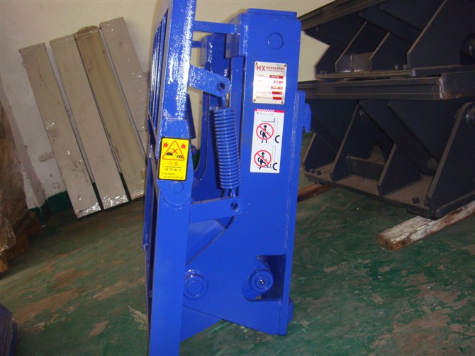 主营各类叉车属具如：纸卷夹、软包夹、丰田5F单倾翻叉器及定制特种叉车属具等 倾翻叉