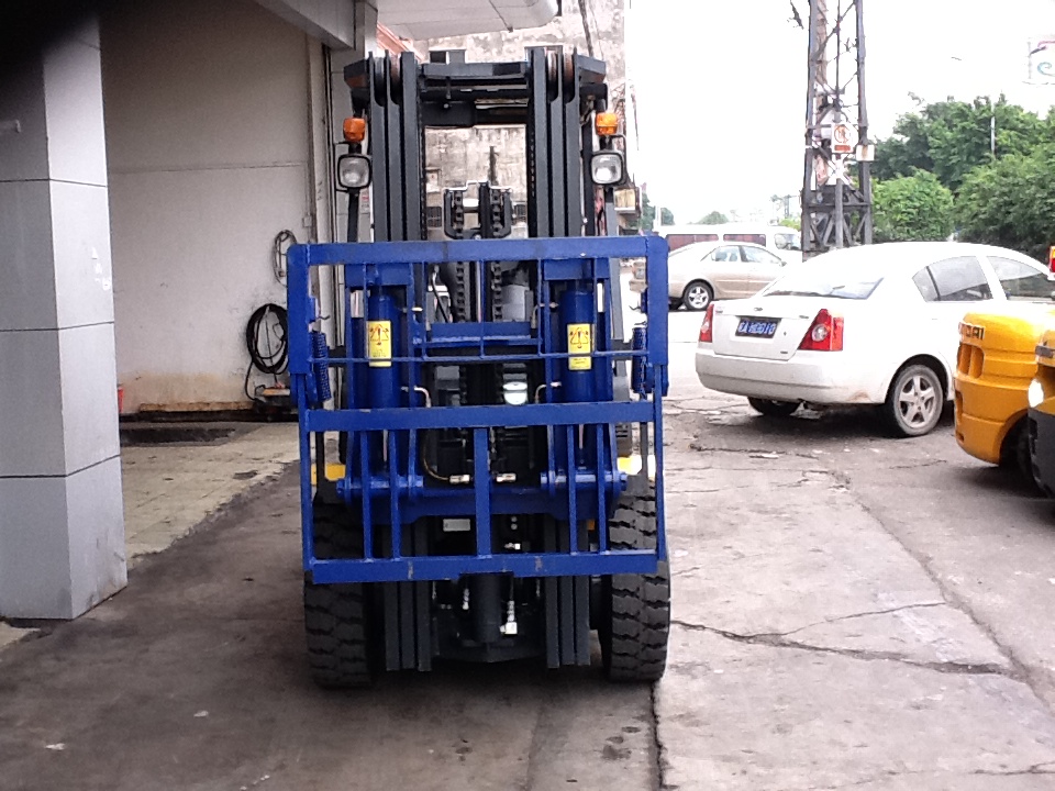 主营各类叉车属具如：纸卷夹、软包夹、丰田5F单倾翻叉器及定制特种叉车属具等 倾翻叉