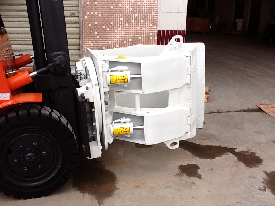 主营各类叉车属具如：纸卷夹、软包夹、丰田5F单倾翻叉器及定制特种叉车属具等 纸卷夹