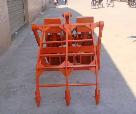 主营各类叉车属具如：纸卷夹、软包夹、丰田5F单倾翻叉器及定制特种叉车属具等 倾翻带耙