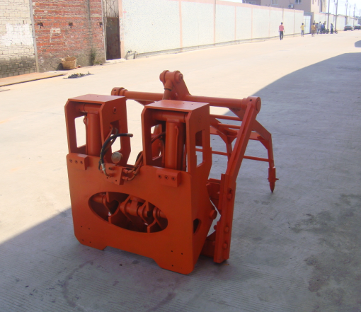 主营各类叉车属具如：纸卷夹、软包夹、丰田5F单倾翻叉器及定制特种叉车属具等 倾翻带耙