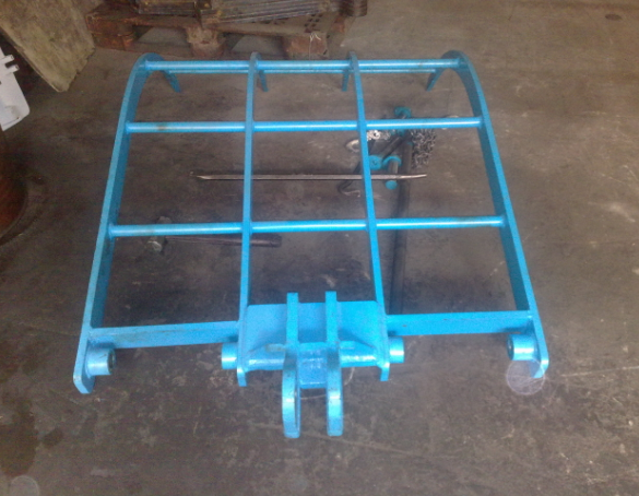 主营各类叉车属具如：纸卷夹、软包夹、丰田5F单倾翻叉器及定制特种叉车属具 倾翻带耙