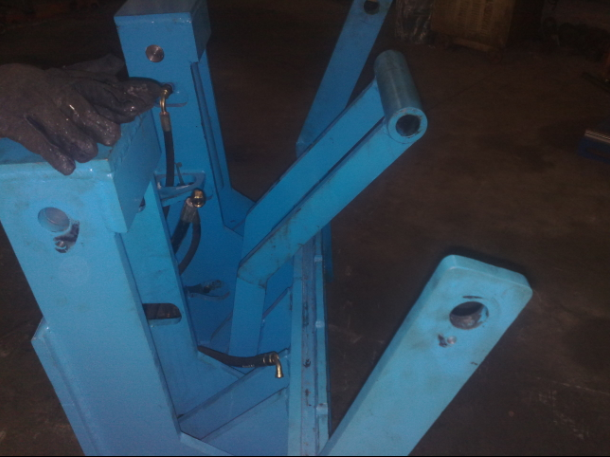 主营各类叉车属具如：纸卷夹、软包夹、丰田5F单倾翻叉器及定制特种叉车属具 倾翻带耙