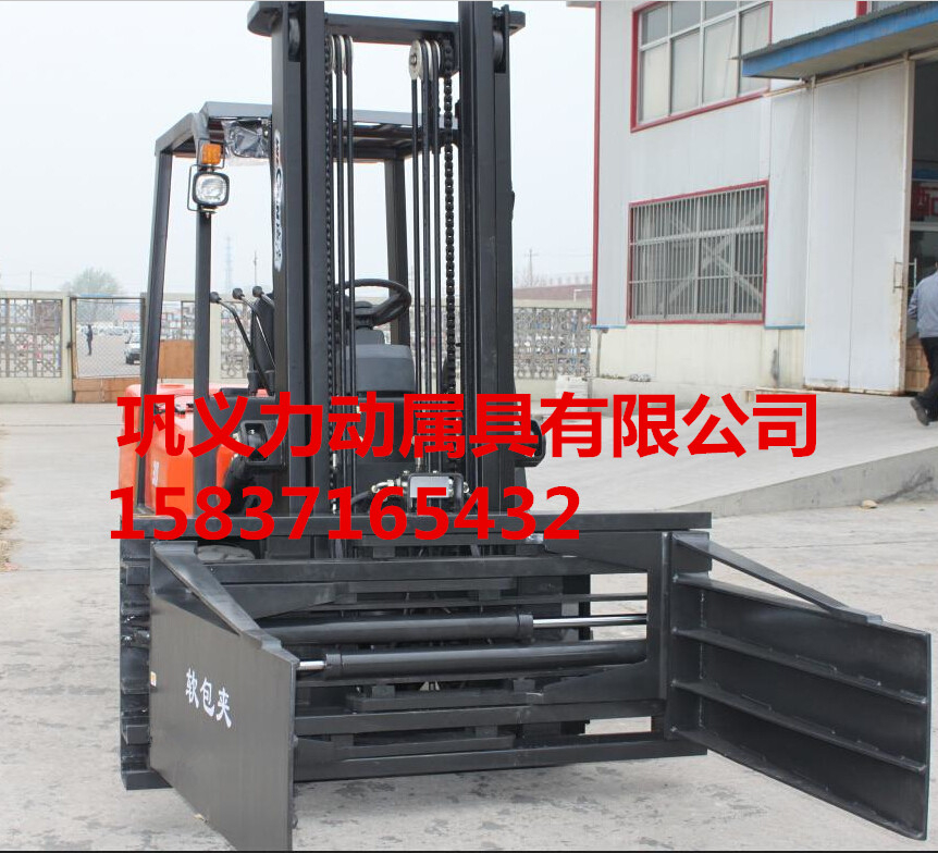 巩义力动生产软包货物搬运设备旋转软包夹 LD-2300_中国叉车网(www.chinaforklift.com)