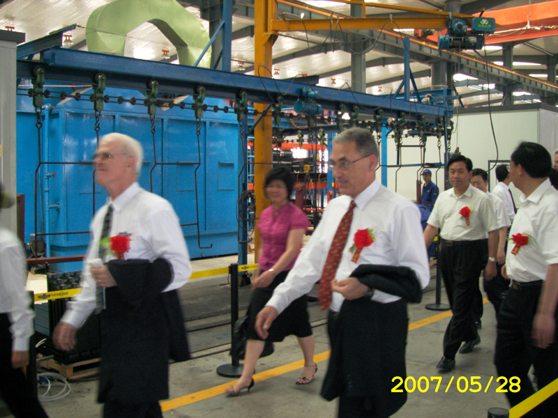 与会嘉宾参观嘉海老工厂