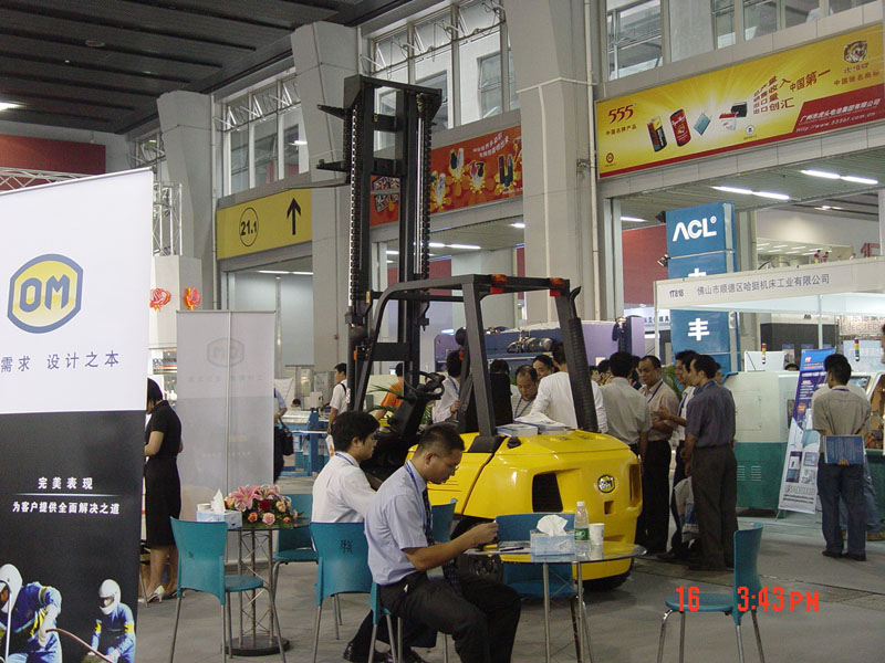 OM叉车在展会上