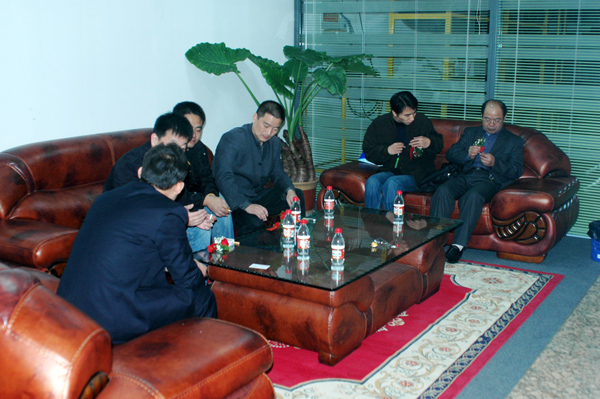 属具厂家领导在休息室