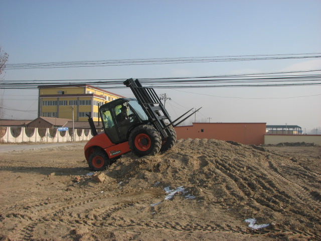 AUSA越野叉车室外全面展示卓越性能