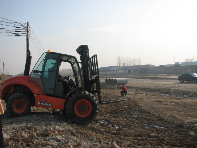 AUSA越野叉车室外全面展示卓越性能