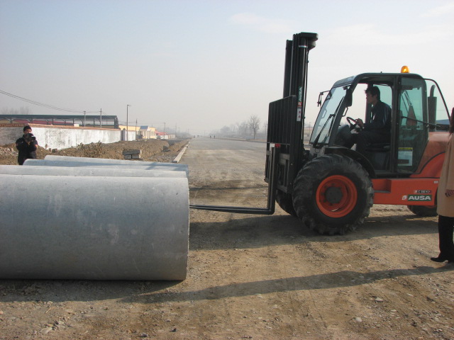 AUSA越野叉车室外全面展示卓越性能