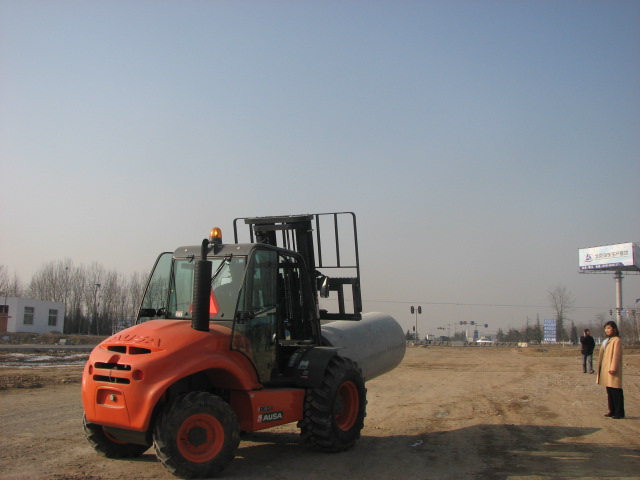 AUSA越野叉车室外全面展示卓越性能