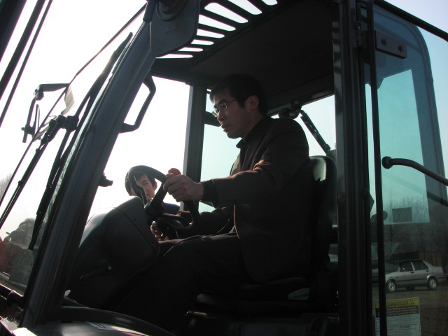 嘉宾亲身体会AUSA越野叉车