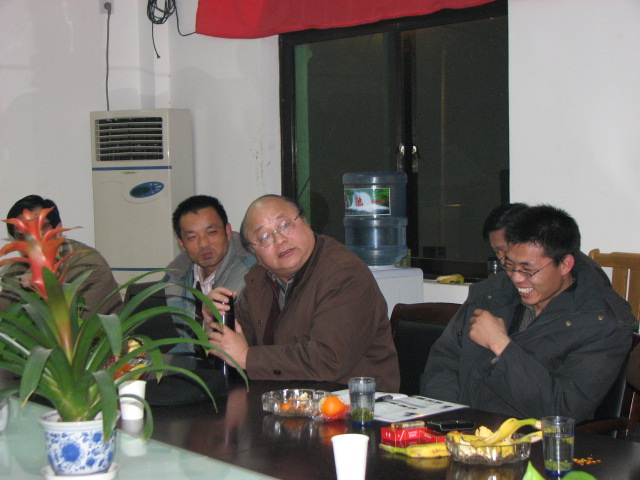 各代表踊跃发言