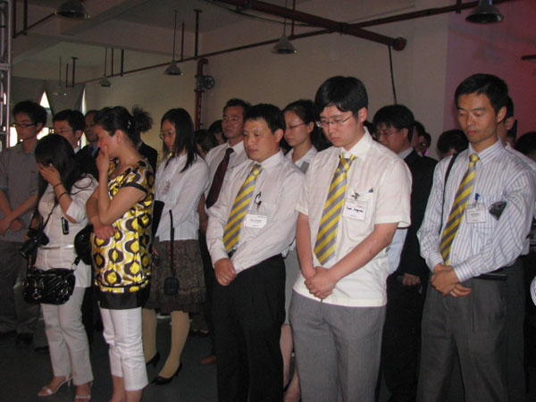 为四川灾区人民默哀