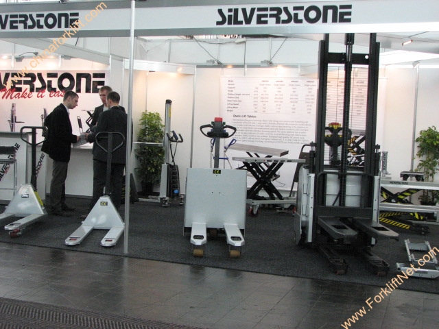 SILVERSTONE在展会上