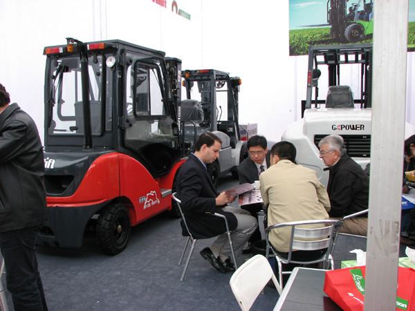 台励福在展会上