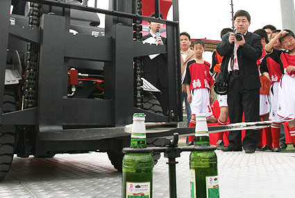 林德叉车开啤酒瓶