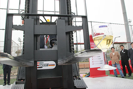 林德叉车扮演服务生