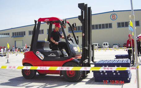 北京站—比赛选手驾驶E代双雄搬运托盘