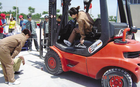 北京站—唯一女选手进行叉车压打火机比赛