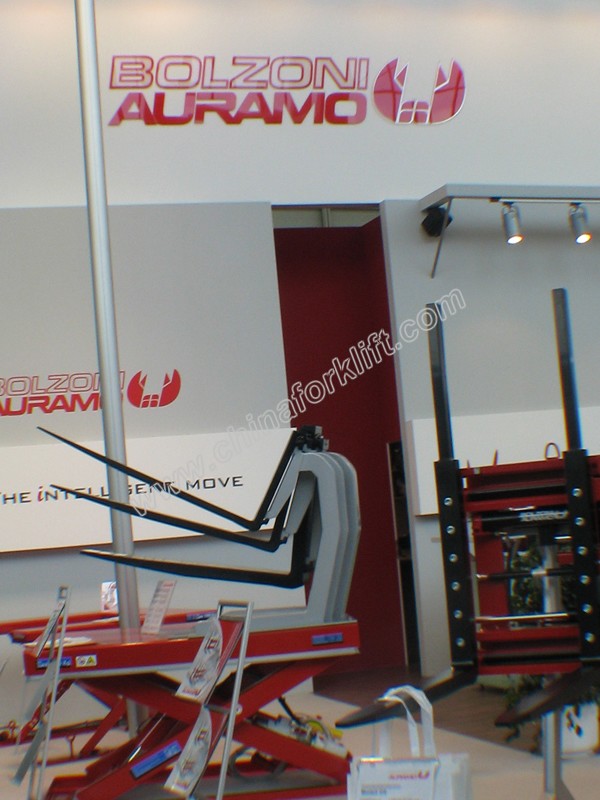 博索尼奥拉茂在展会上