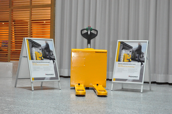 永恒力新产品EJE112i电力托盘搬运车