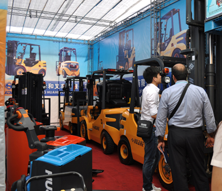 华和叉车在第111届广交会展示新品