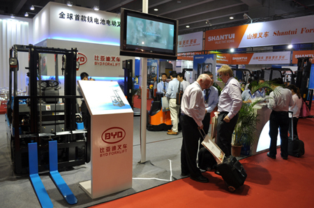 全球首款铁电池电动叉车--比亚迪电动叉车首站登陆广州国际叉车展