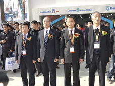 山推重装叉车及巨无霸推土机发布会在上海宝马展举行