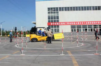 叉车操作比赛现场视频