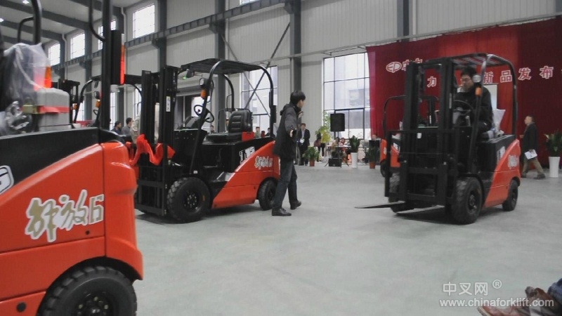 中力解放6-7号--1.5-2吨电动平衡重叉车