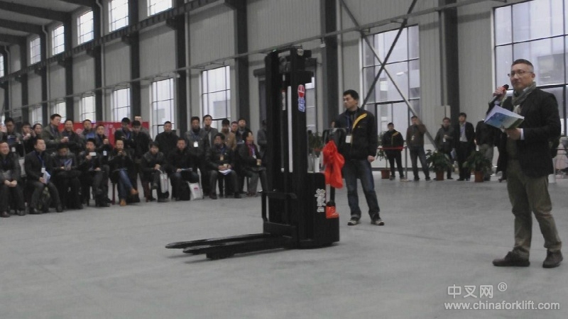 中力解放4号--全电动堆高车