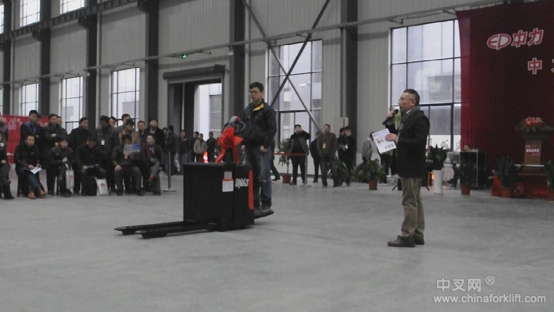 中力解放3号--站板式电动托盘车