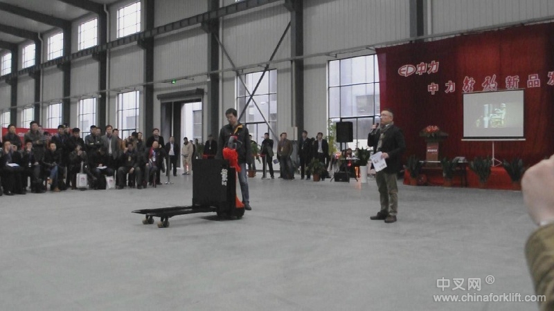 中力解放2号--步行式电动托盘车